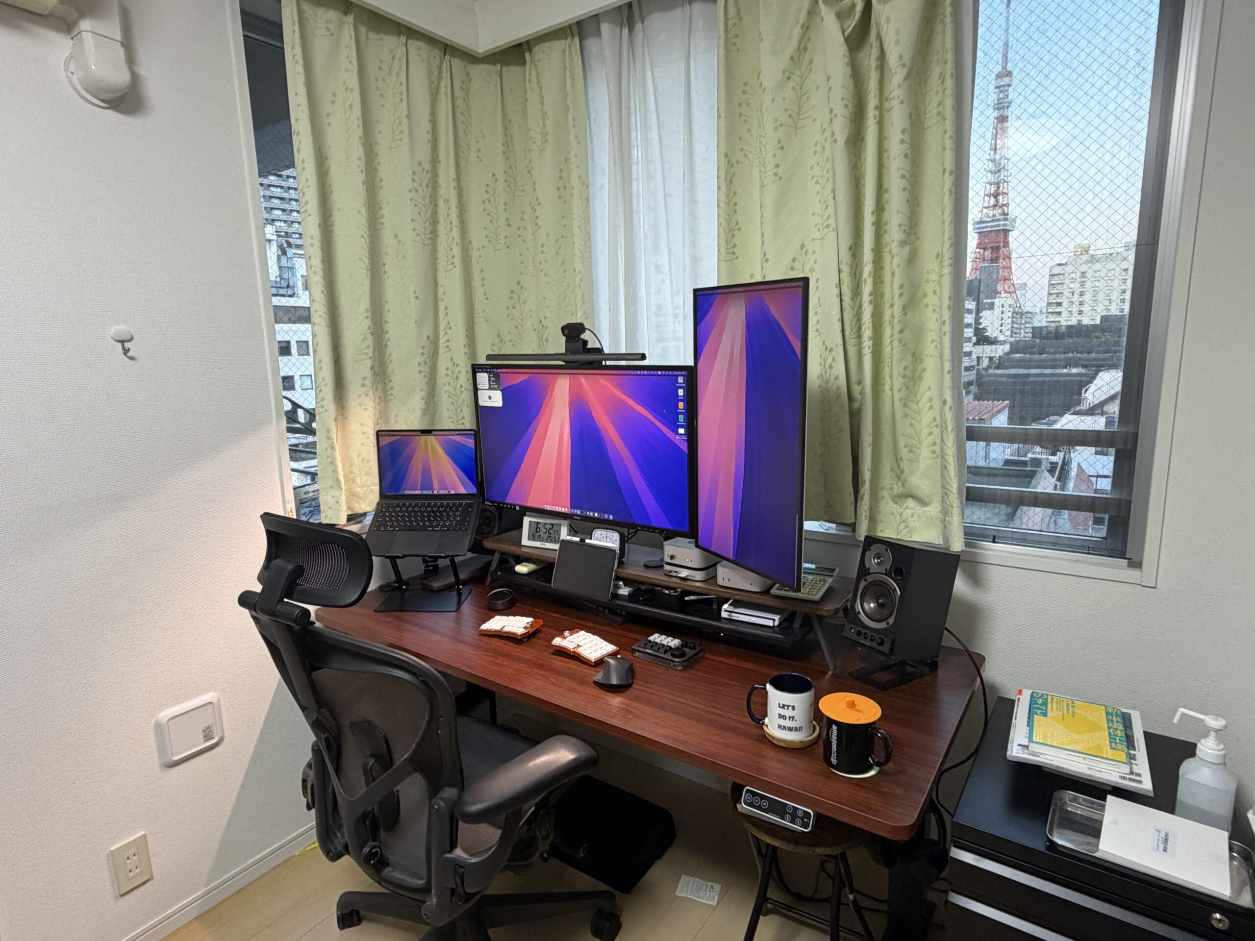 トリプルディスプレイと分割キーボードを備えた代表の仕事用デスク