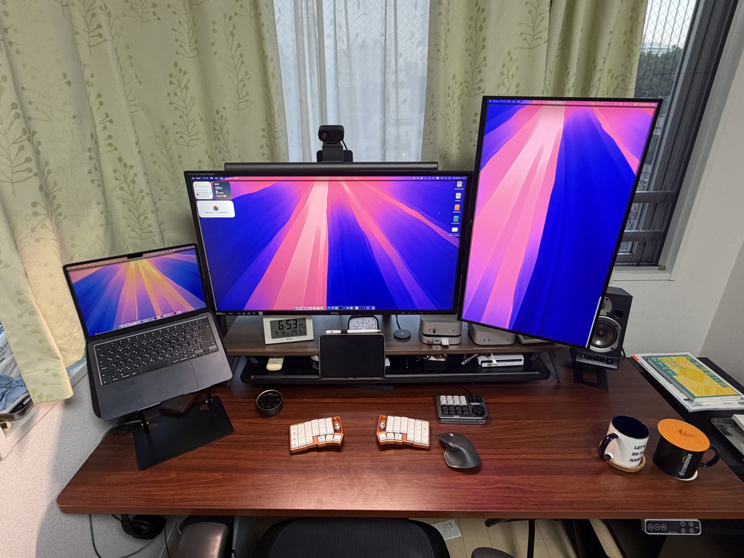 M4 Pro Mac mini・M4 Mac mini・M4 MacBook Airとトリプルディスプレイ、分割キーボードを並べた代表のデスク